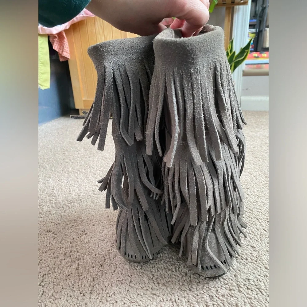 Grey Minnetonka 3 layer fringe boots - Picture 9 of 11